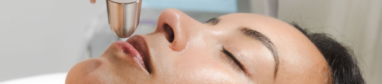 Dermadrop Gesichtsbehandlung einer Frau  im Wellness & Naturresort Reischlhof