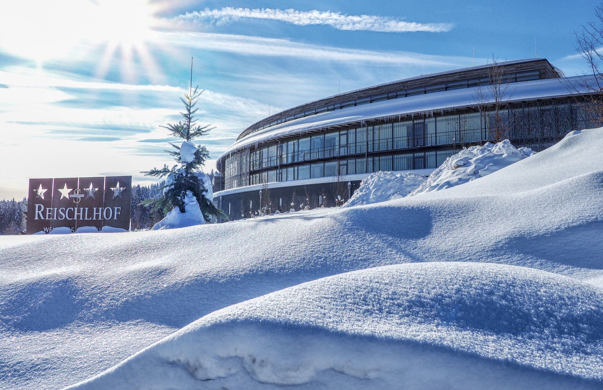 Winteransicht des Reischlhof von der Zufahrt aus bei Tageslicht