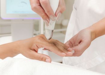 Wellnessurlaub: Dermadrop Hände + Nägel