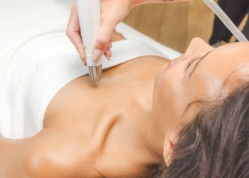 Wellnessurlaub: Dermadrop Dekolleté intensiv