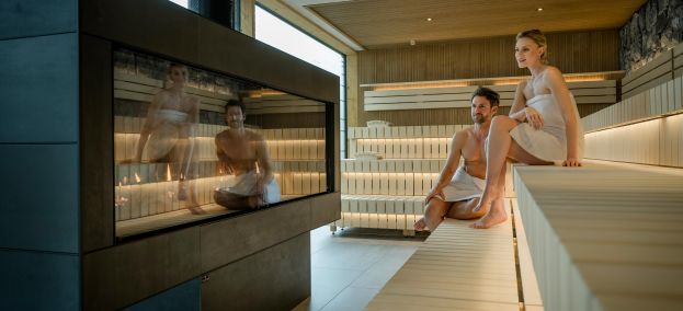 Feuersauna mit Gas-Kamin und Paar - Wellness & Naturresort Reischlhof