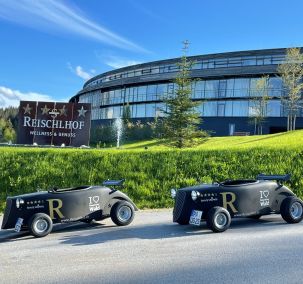 Impression von beiden Hot Rods vor dem Reischlhof