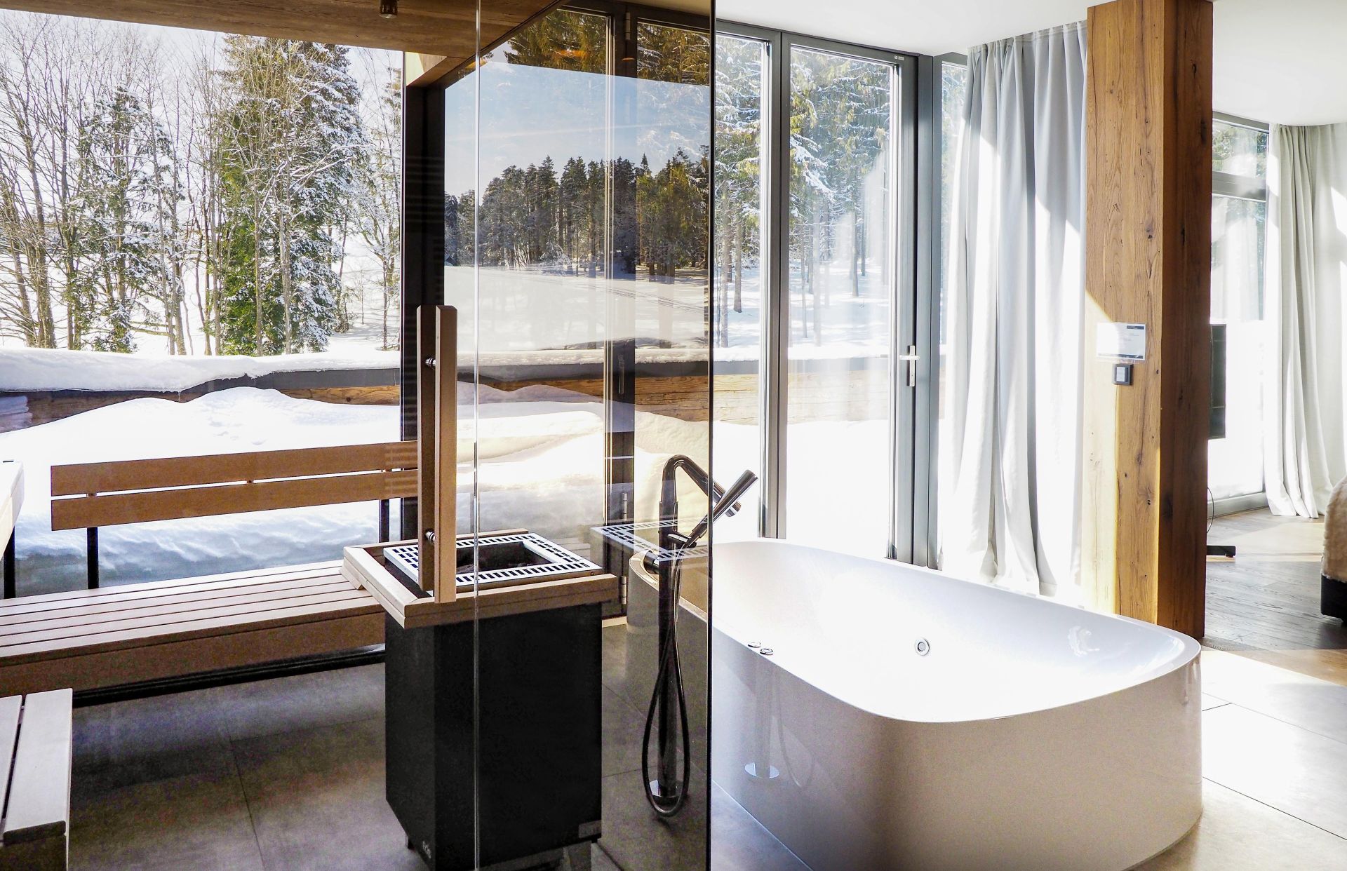 reischlhof-suite-skyuite-badezimmer-winteransicht