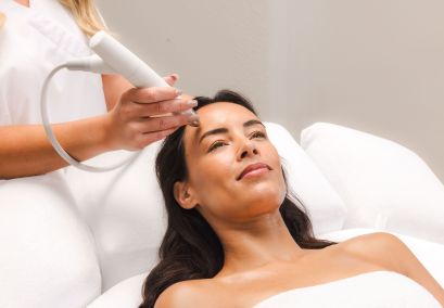 Frau während einer Dermadrop-Gesichtsbehandlung