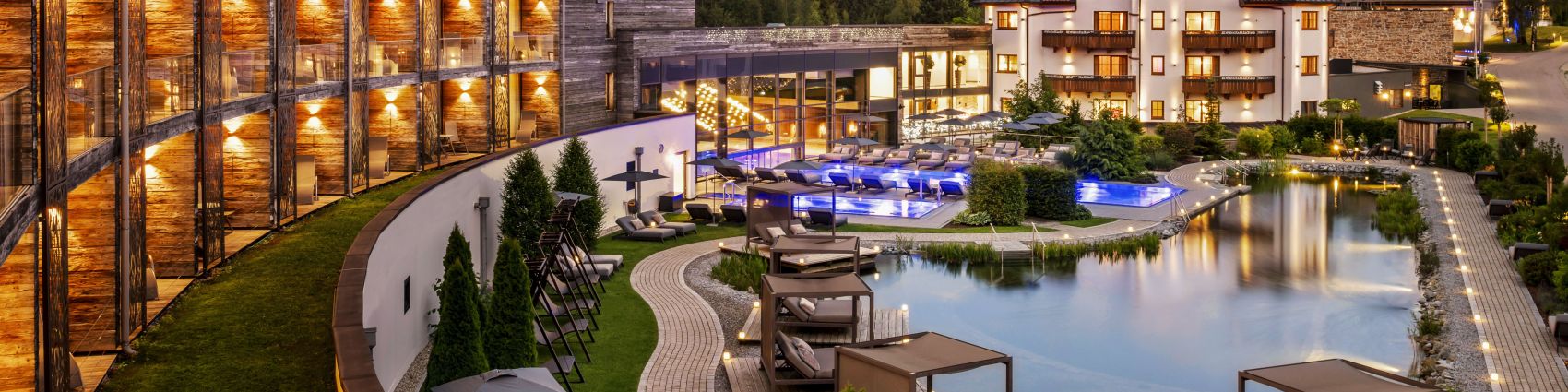 Hotelgebäude und beleuchtete Wasserlandschaft in der Abenddämmerung