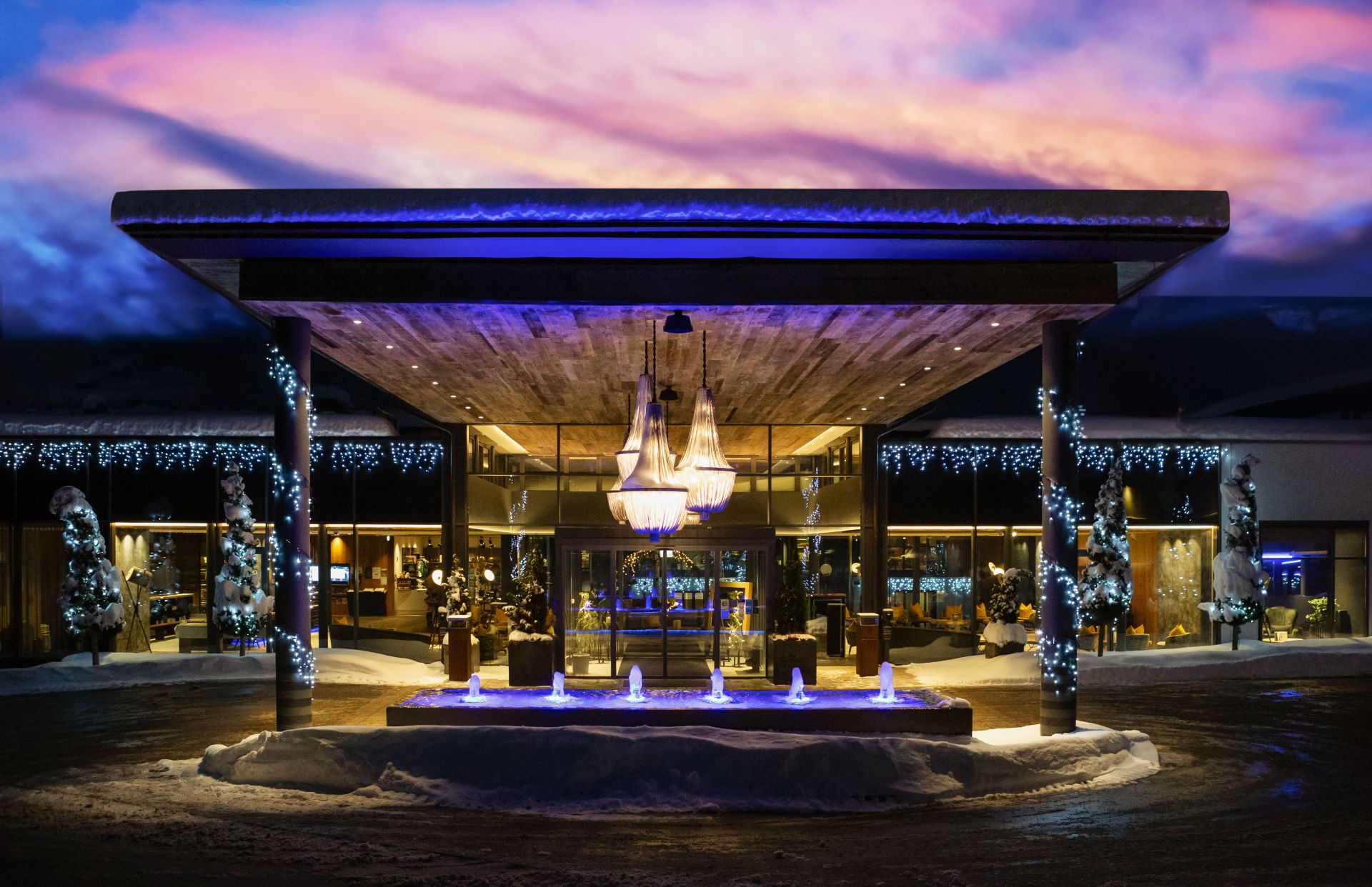 Eingangsbereich des Wellnesshotels Reischlhof im Winter bei Nacht