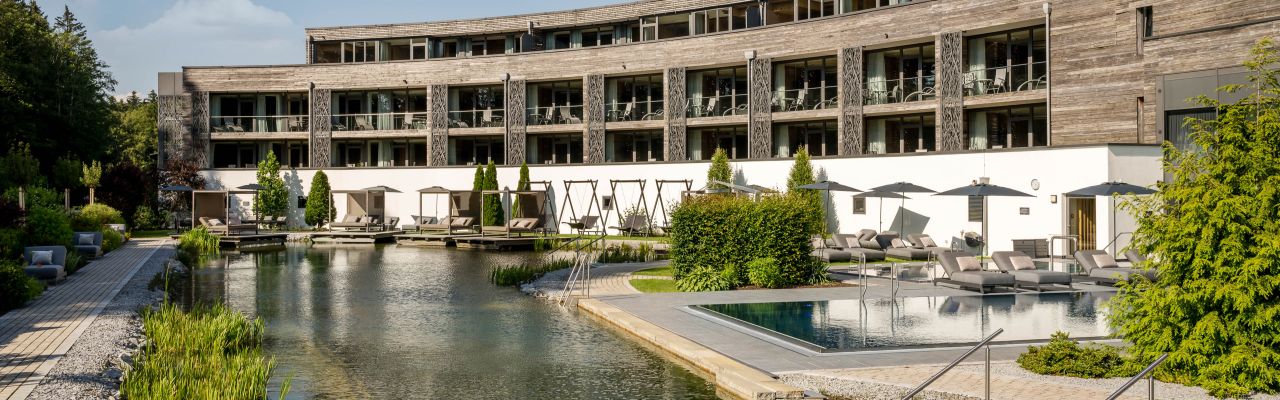 Naturbadesee und Außenpool im Wellnesshotel Reischlhof