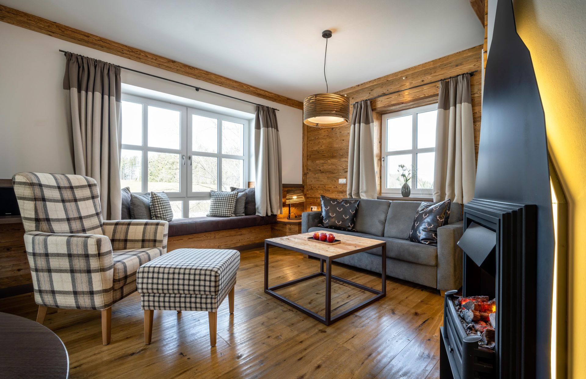reischlhof-suite-almsuite-wohnbereich-mit-kamin-1