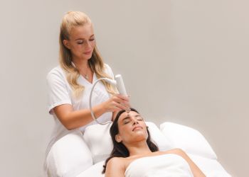 Wellnessurlaub: Dermadrop Deluxe Gesichtsbehandlung