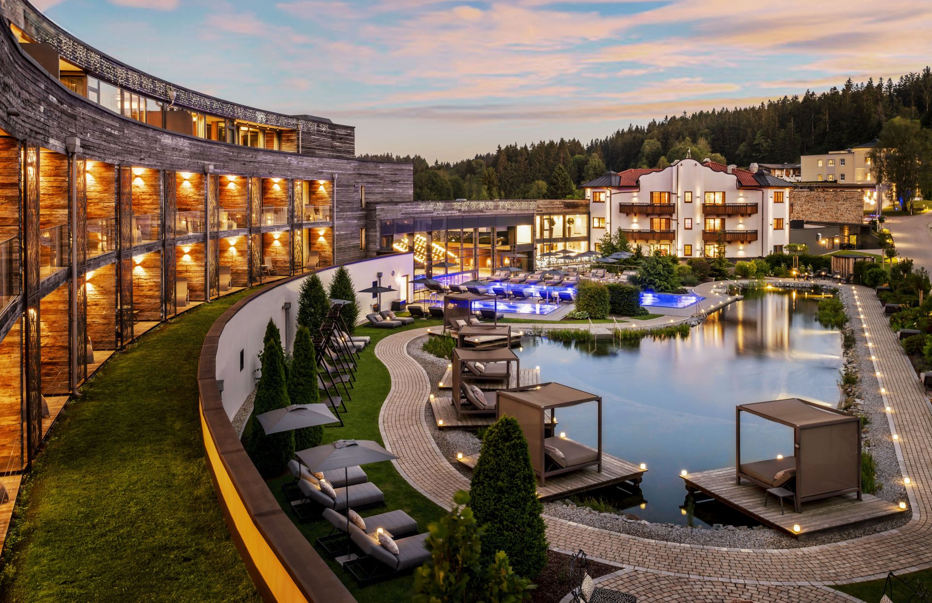 Hotelgebäude und beleuchtete Wasserlandschaft in der Abenddämmerung