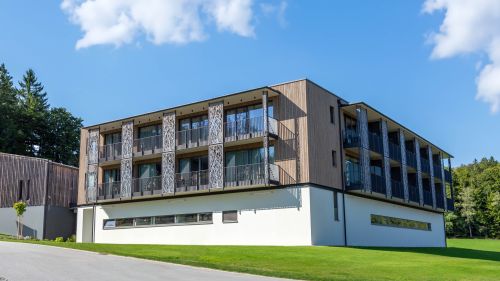 Apartmentgebäude mit Balkonen und Rasenfläche