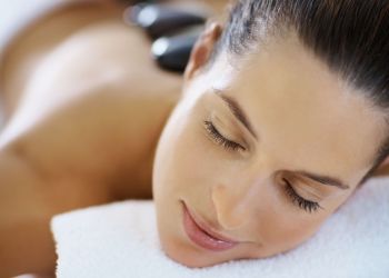 Wellnessurlaub: Hot Stone Massage | Teilbehandlung (Körperrückseite) | Paarbehandlung