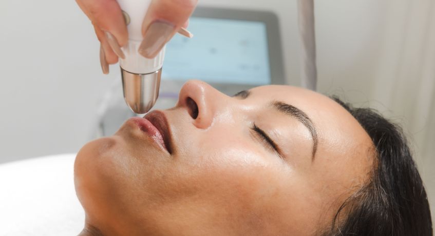 Dermadrop Gesichtsbehandlung einer Frau  im Wellness & Naturresort Reischlhof