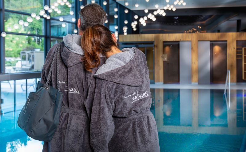 Paar im Bademantel am Innenpool vom Reischlhof